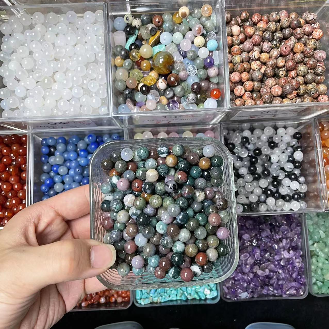 One bowl of crystal beads (6 spoons,about 130~150pcs)